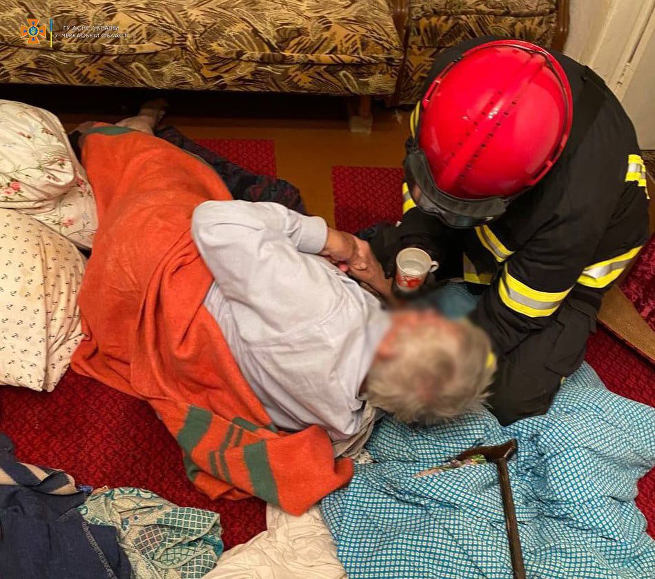 Рятувальники Черкащини тричі за добу допомагали відкривати двері в екстрених випадках