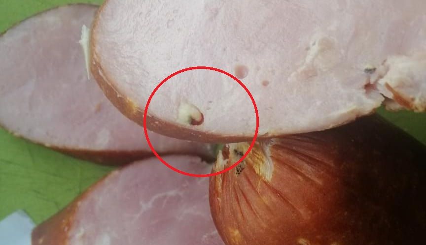 Черкащанка в купленій ковбасі знайшла личинки