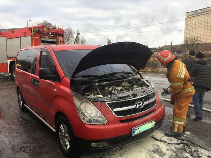 На Уманщині під час стоянки загорівся автомобіль