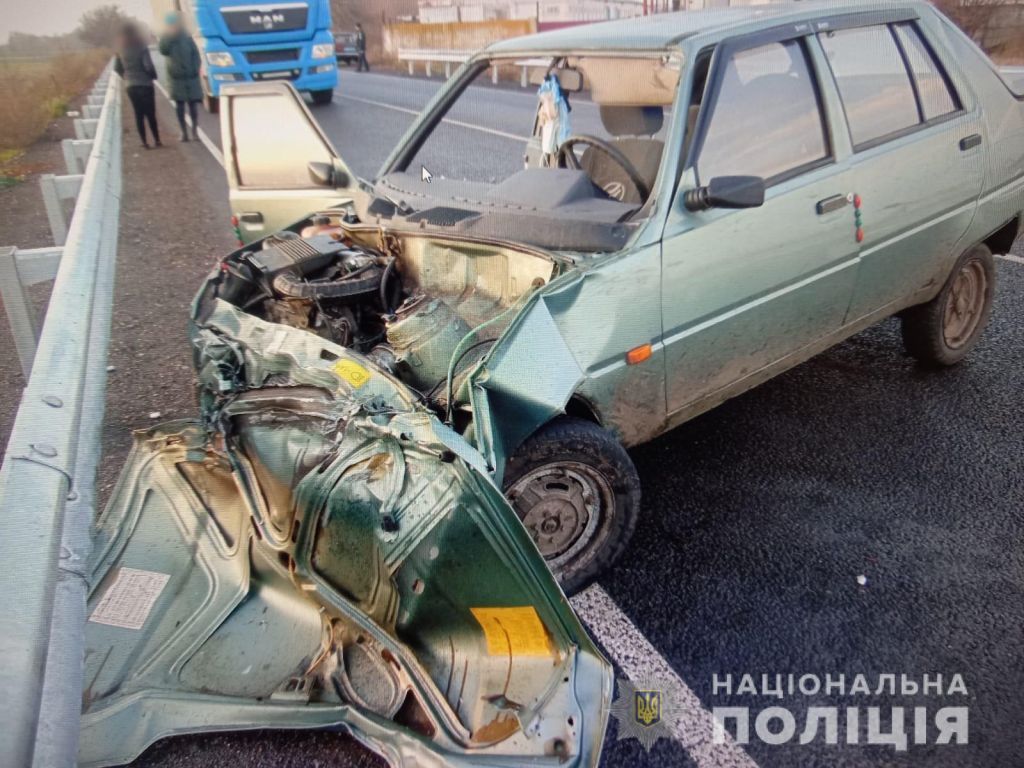 Ударом відірвало руку 20-річній дівчині: на Черкащині сталася жахлива аварія за участю легковика та вантажівки (ФОТО)