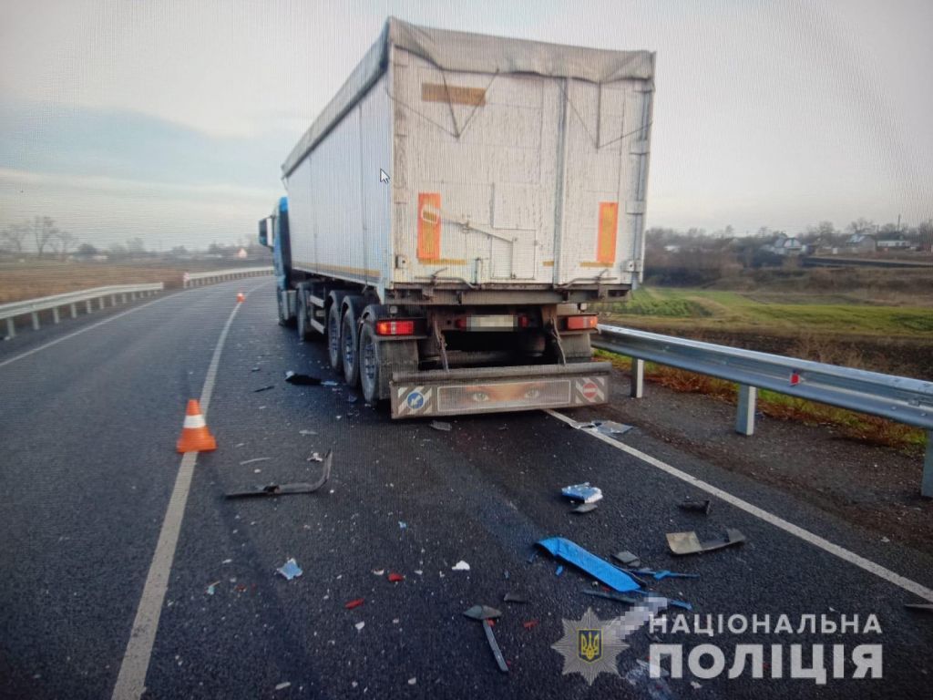 Ударом відірвало руку 20-річній дівчині: на Черкащині сталася жахлива аварія за участю легковика та вантажівки (ФОТО)