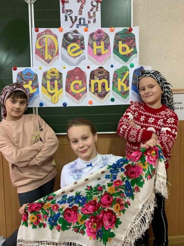 Від матері – доньці: черкащани показали свої фото в українських хустках (ФОТО)