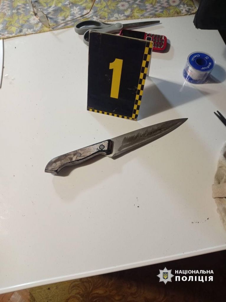 На Черкащині батько встромив ножа синові у спину