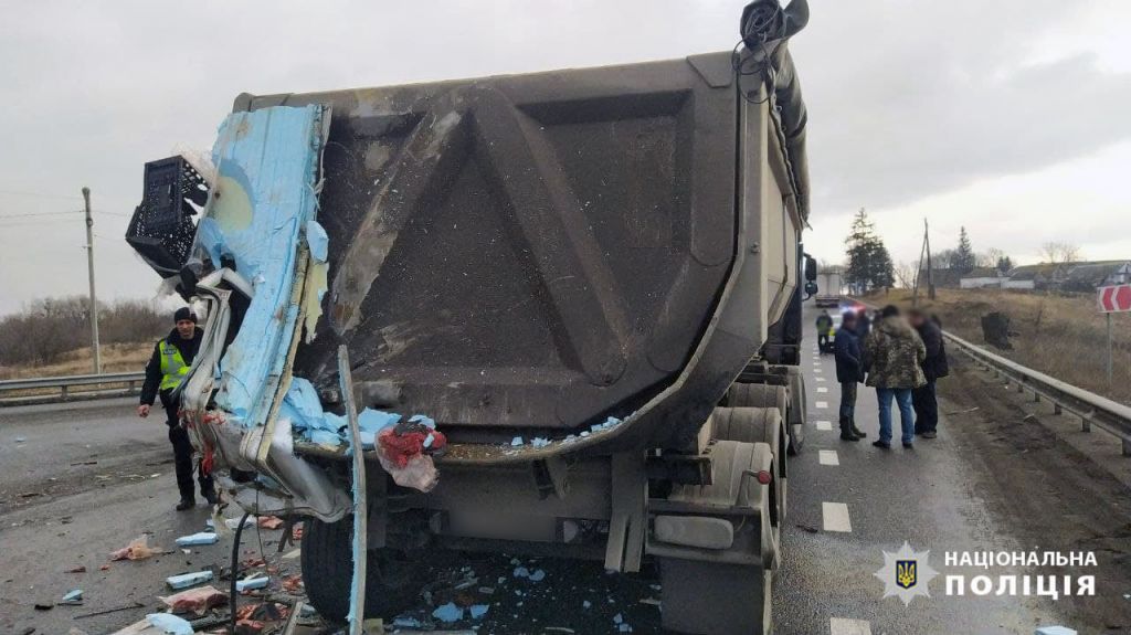 На Уманщині перекритий рух дорогою: зіткнулись три вантажівки (ФОТО)