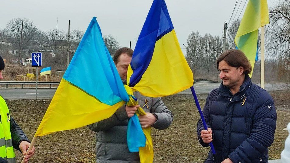 “Автопроїзд єдності”: в Умані з’єднали прапори з Донеччини та Львівщини (ФОТО)