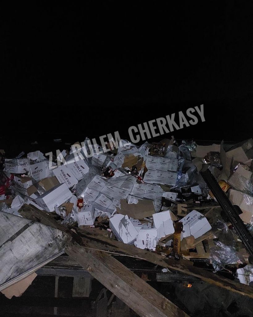 На Черкащині вантажівка потрапила в ДТП і “розгубила” алкоголь (ФОТО)