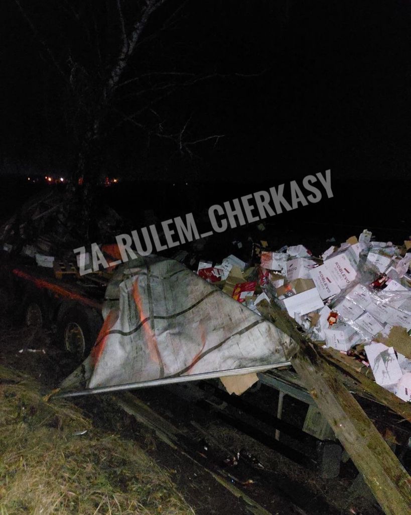 На Черкащині вантажівка потрапила в ДТП і “розгубила” алкоголь (ФОТО)
