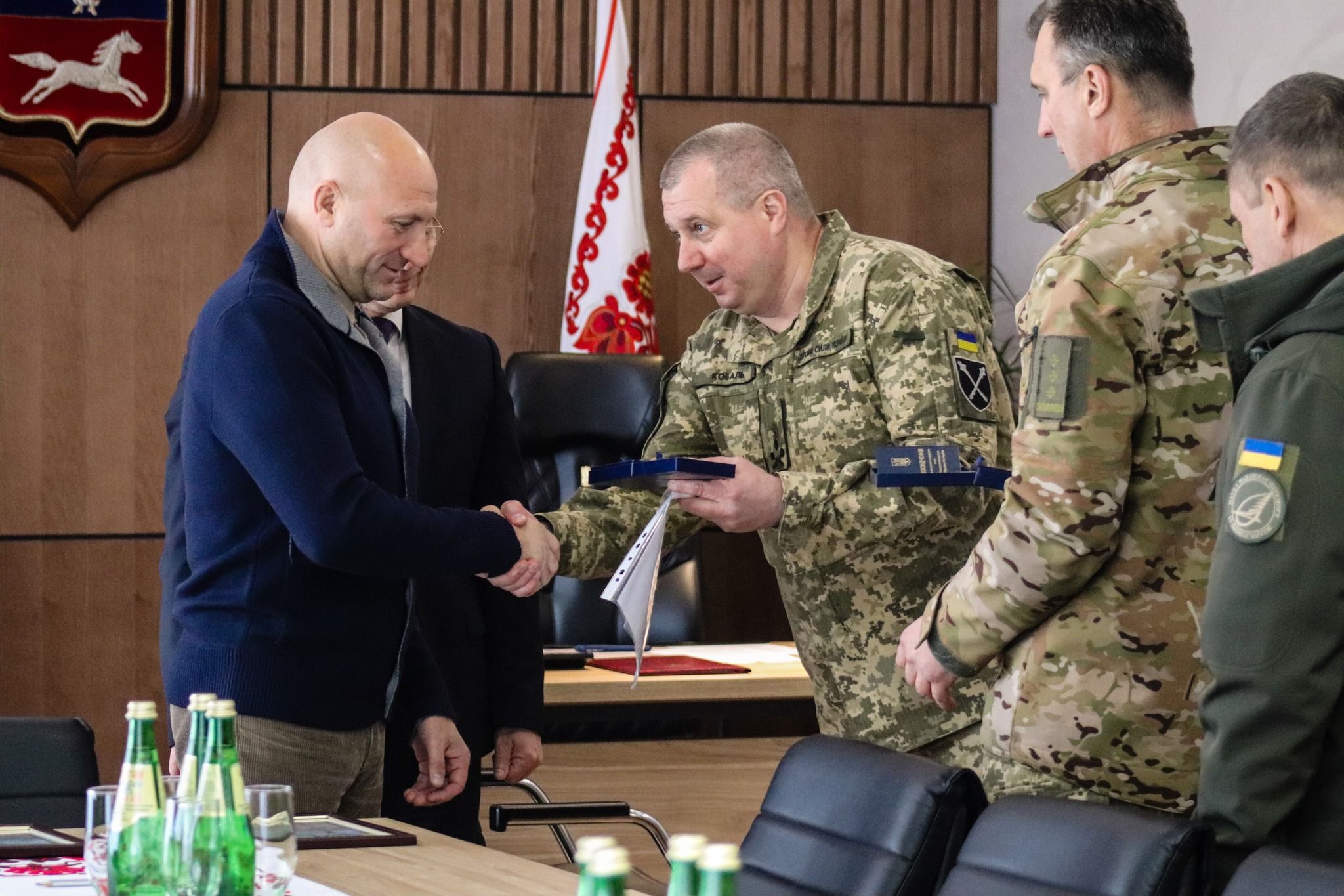 Залужний нагородив Бондаренка знаком “За сприяння війську”