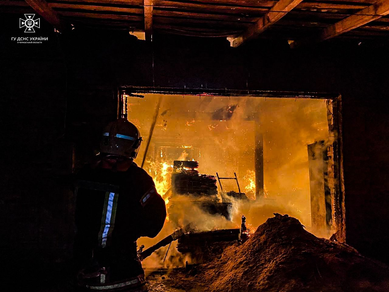 На Золотоніщині горіла будівля пилорами: одна людина загинула