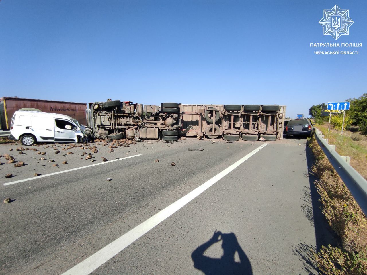 Лопнула шина: у патрульній поліції розповіли деталі ДТП на трасі біля ...