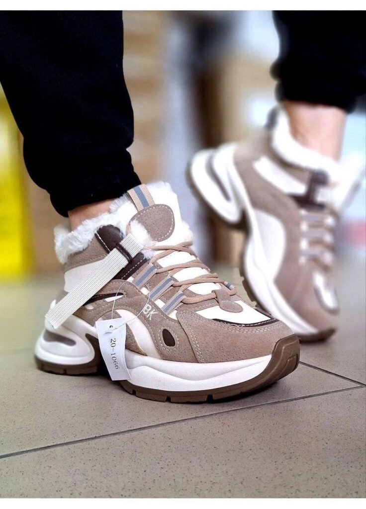 Стильні жіночі зимові кросівки мокко з білим хутром Viole