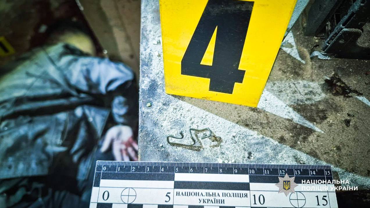 Close-up of a crime-scene surface with a yellow '4' marker, a small shoe outline, and a measuring ruler with Ukrainian police watermark.