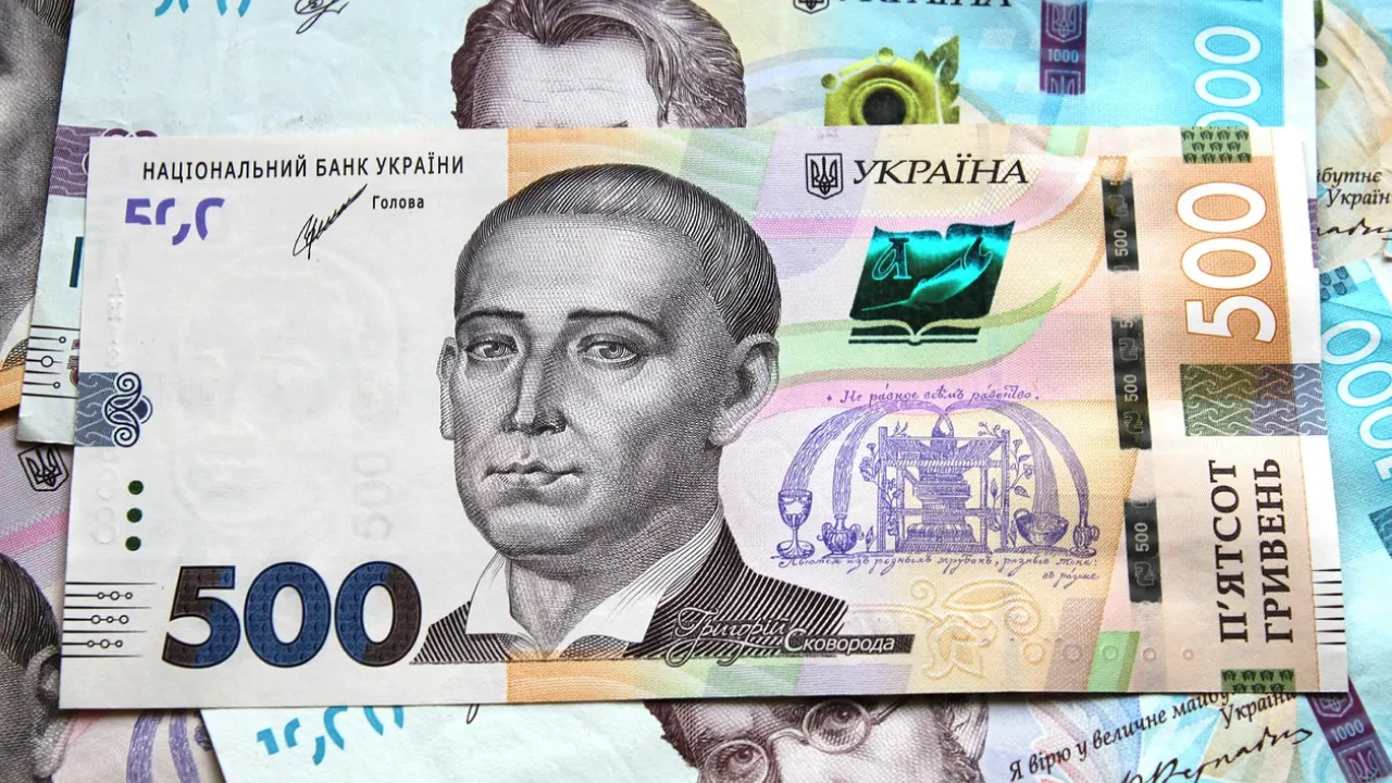 500 Ukrainian hryvnia banknote featuring philosopher Grigory Skovoroda, with colorful patterns and security elements